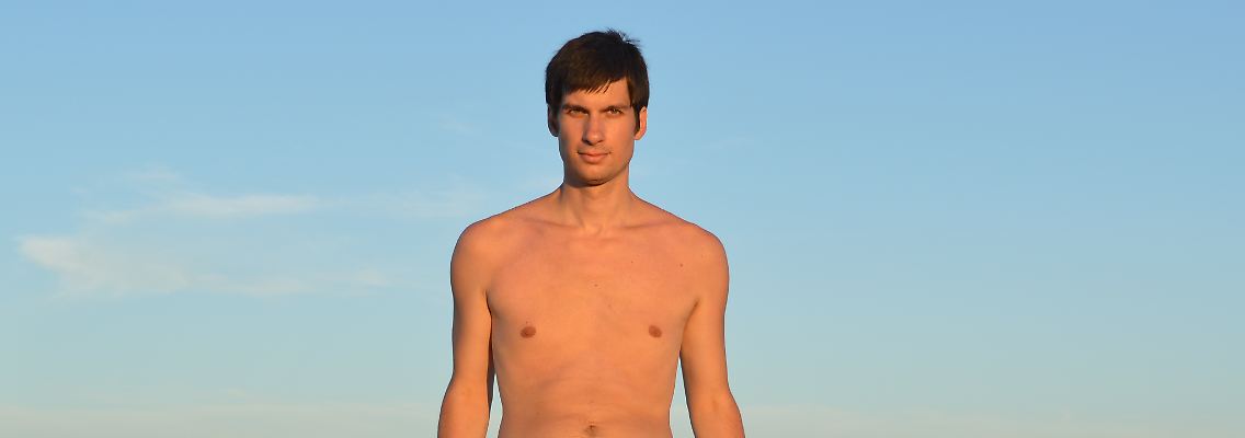 Stadtrat Julien Ferrat am FKK-Strand in Cap d'Agde.jpg
