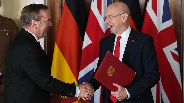 Verteidigungsminister Pistorius und sein britischer Amtskollege Healey bei der Unterzeichnung des Verteidigungsabkommens in London im Oktober. 