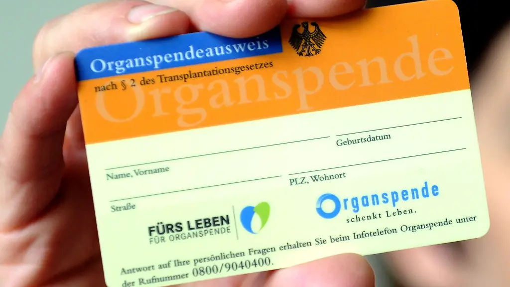 Eine-Frau-haelt-einen-Organspendeausweis-in-der-Hand