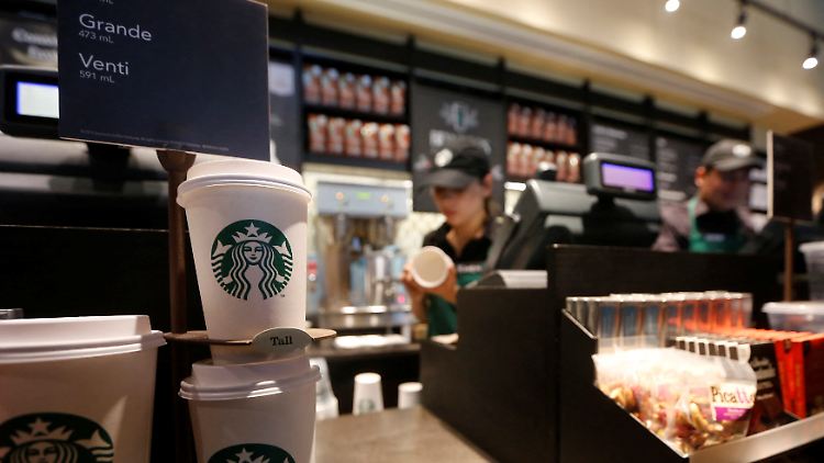Starbucks will seine Kunden wieder zufriedener machen und versucht es mit einheitlichen T-Shirts.  