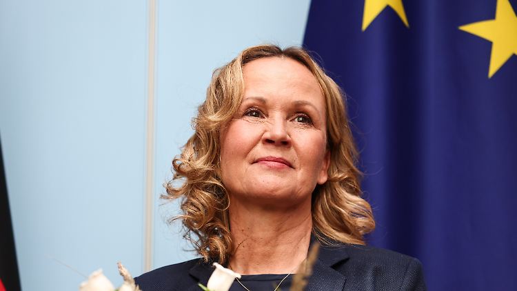 Steffi Lemke wurde 1968 in Dessau geboren. Bevor sie 2021 Bundesumweltministerin wurde, war sie von 1994 bis 2002 Mitglied des Bundestags und ist es erneut seit 2013. Von 2002 bis 2013 war Lemke Bundesgeschäftsführerin der Grünen.