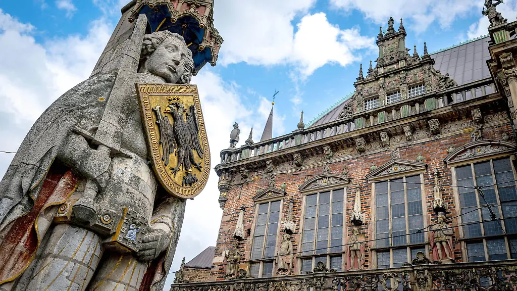 Der-Bremer-Roland-vor-dem-Rathaus