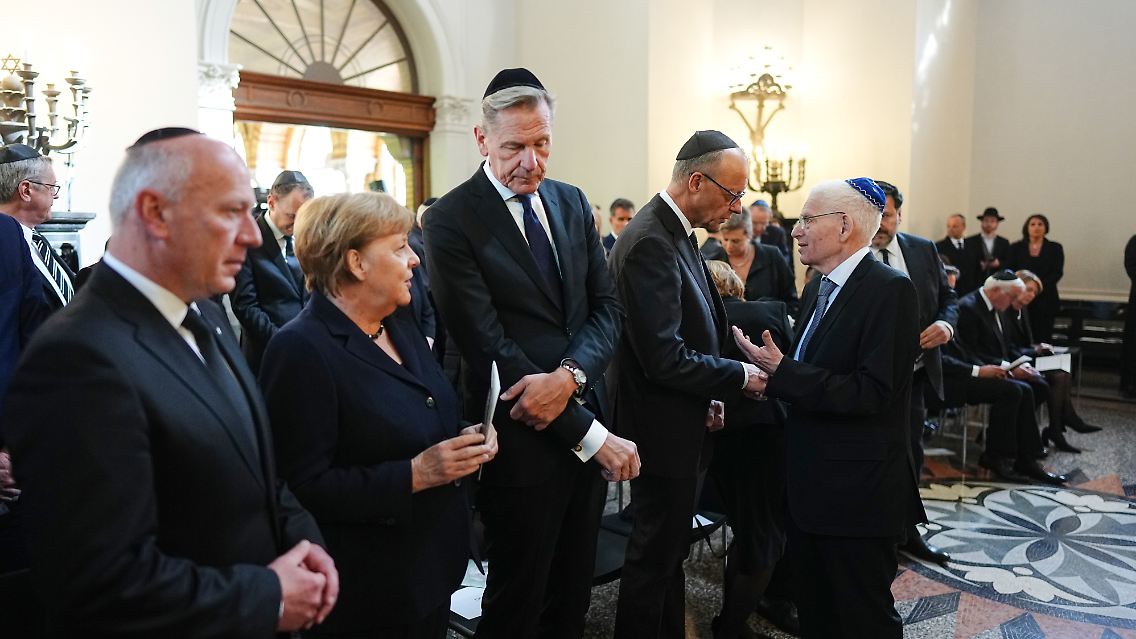 Namhafte Gäste in der ersten Reihe (v.l.n.r.): Der Regierende Bürgermeister von Berlin Kai Wegner, Ex-Kanzlerin Angela Merkel, Axel-Springer-Chef Mathias Döpfner, Bundeskanzler Friedrich Merz und Josef Schuster, Präsident des Zentralrates der Juden.