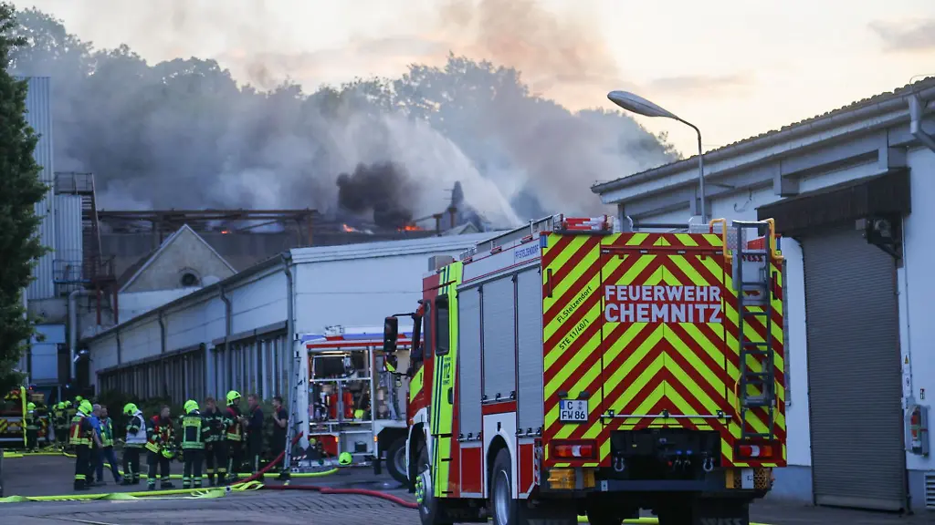 Feuerwehrleute-bekaempfen-einen-Brand-in-Chemnitz