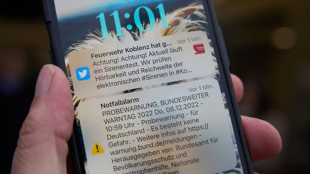 Eine-Cell-Broadcast-Botschaft-ist-am-allgemeinen-Warntag-auf-dem-Display-eines-Smartphones-zu-sehen