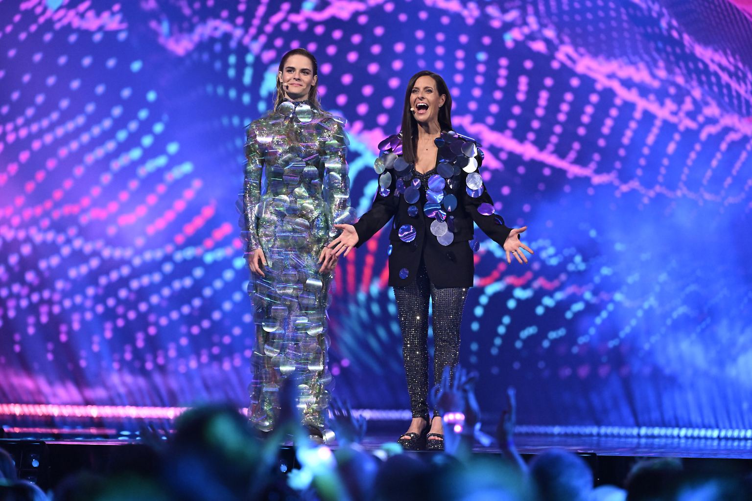 Diese zwei Ladys sehen zwar aus wie Popstars, können beim ESC aber höchstens Siegerinnen der Herzen werden. Hazel Brugger und Sandra Studer (v.l.) führten durch die beiden Halbzeitshows, in denen sich alle Kandidaten und Kandidatinnen fürs ESC-Finale qualifizierten.