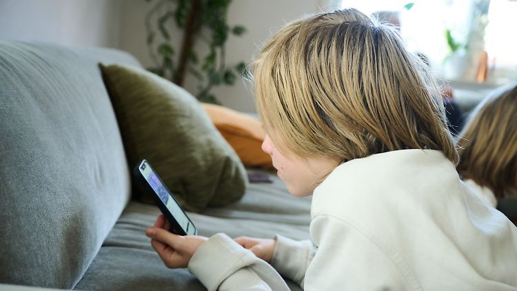 Fast drei Viertel der 15-Jährigen in Deutschland verbringen der OECD-Studie zufolge pro Schultag mehr als zwei Stunden am Bildschirm. 