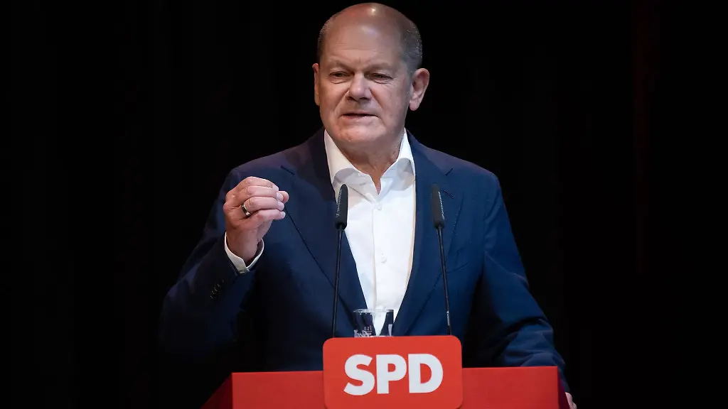 Bundeskanzler-Olaf-Scholz-spricht-waehrend-der-Landesvertreterversammlung-der-SPD