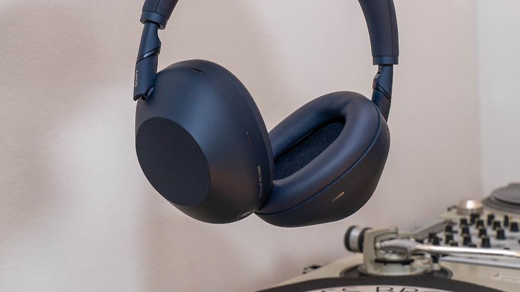 Der Sony WH-1000XM6 in Blau, weitere Farben sind Schwarz und Silber.