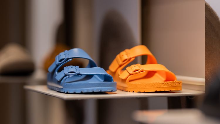 Birkenstock profitiert nach eigenem Bekunden von einem knappen Angebot und einer hohen Nachfrage.
