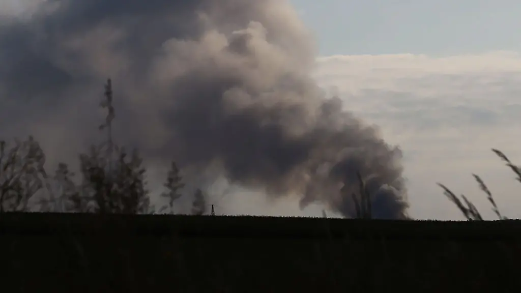 Ein-dunkle-Rauchwolke-ist-aus-der-Ferne-am-Himmel-ueber-Chemnitz-zu-sehen