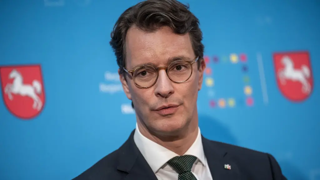 Hendrik-Wuest-gibt-eine-Pressekonferenz