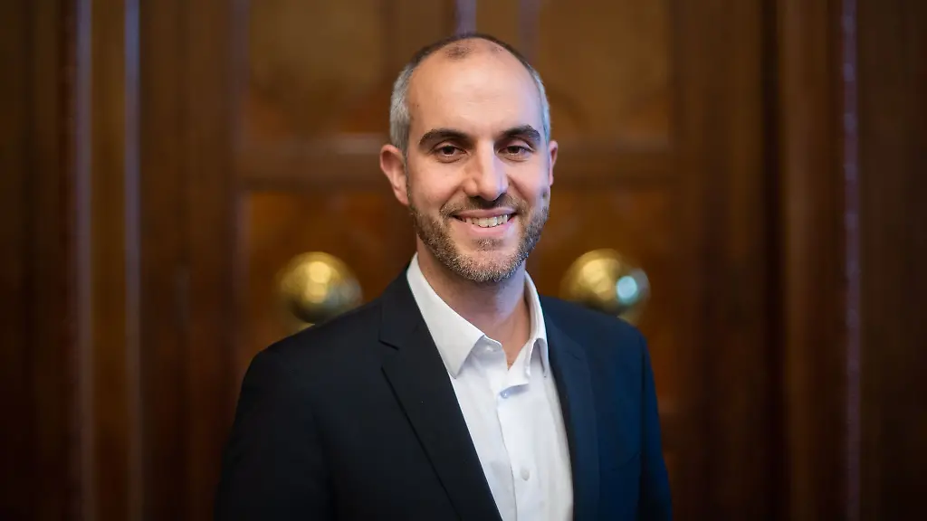 Belit-Onay-steht-im-Neuen-Rathaus-waehrend-eines-dpa-Interviews