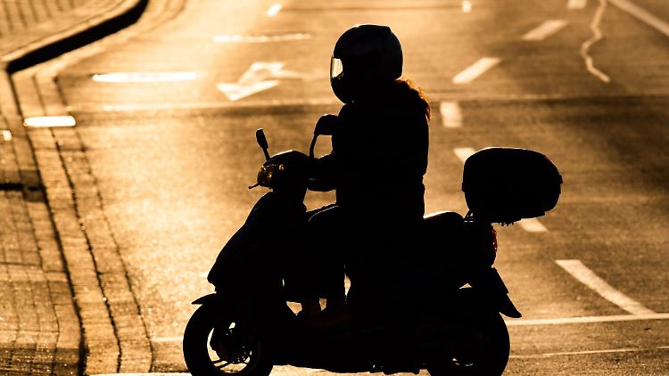 Idylle und Freiheit auf dem Motorroller? Mag sein, aber auf dem Zweirad kann es auch plötzlich sehr gefährlich werden.