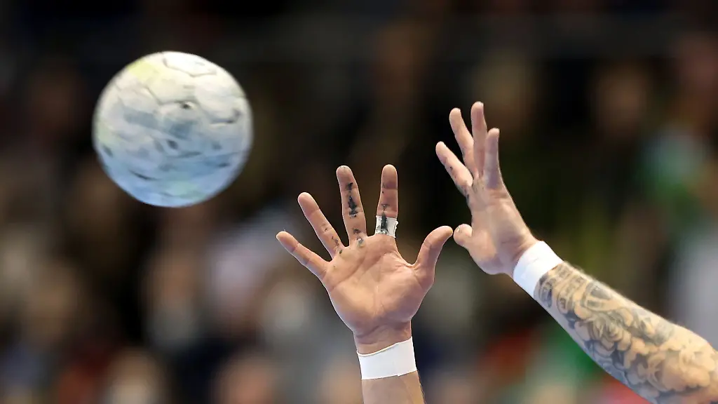 Ein-Handball-wird-gefangen