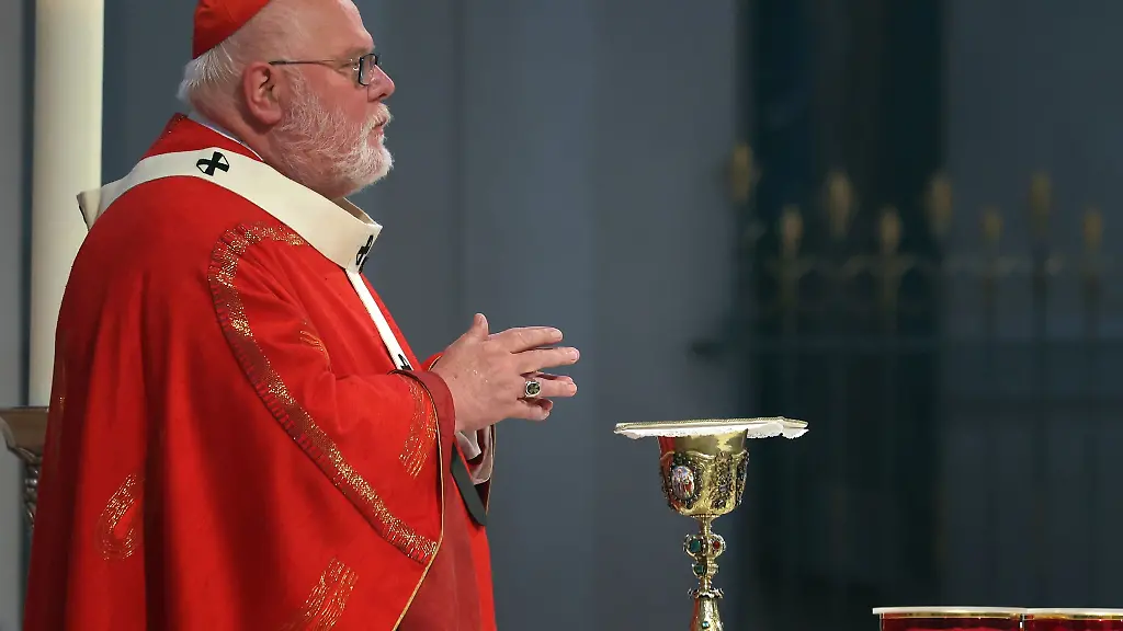 Kardinal-Reinhard-Marx-steht-bei-einem-Gottesdienst-im-Liebfrauendom-am-Altar