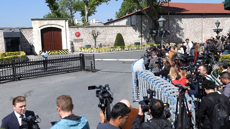 Journalisten warten seit Donnerstagmorgen gespannt vor dem Dolmabahce-Palast in Istanbul auf die Verhandler.