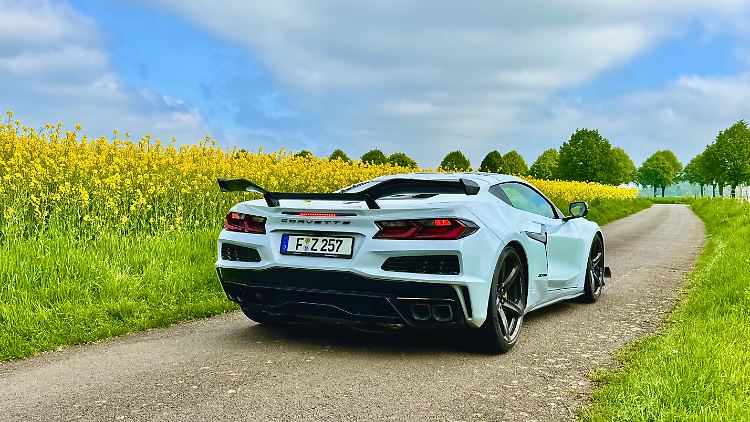Der Flügel auf der Corvette Z06 ist zwar niedriger als jener auf dem aktuellen Porsche GT3 RS, pfeilschnell quer kann der Ami aber trotzdem.