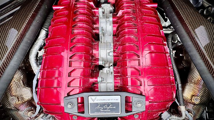 Testa rossa bedeutet eigentlich "roter Kopf". Rote Zylinderköpfe hat wie die legendären Ferrari-Modelle auch der LT6, ein bisschen italienisches Rennflair bietet also durchaus auch die Corvette. Und die Plakette als Garant für einen persönlichen Motor-"Bürgen" hat sich Chevrolet womöglich von Mercedes-AMG angeschaut.