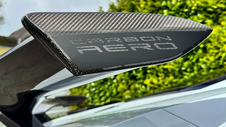 Nur die besten Materialien für das schnellste Pferd im Chevy-Stall: Natürlich besteht der Heckflügel aus leichtem und zugleich stabilem Carbon.