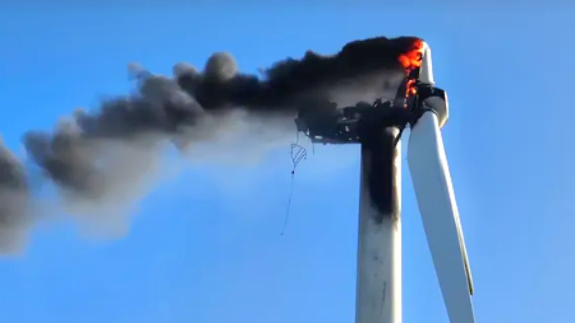 Ein Rotorblatt brach bei dem Brand ab.