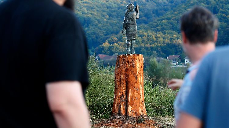 Die Skulptur war 2020 auf einem Hügel bei Sevnica, Melania Trumps Heimatort, eingeweiht worden.