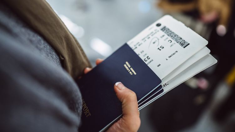 Reisepass und Flugticket sind bei einer Auslandsreise wichtig. Aber es gibt noch andere Dinge zu bedenken.