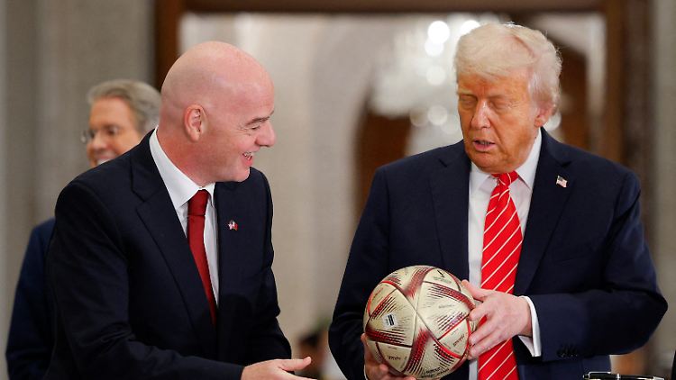 Donald Trump und Gianni Infantino richten gemeinsam eine Fußball-WM aus.