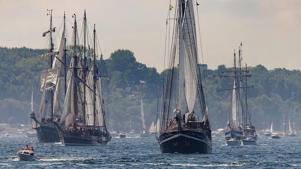 Schiffe-Boote-Segler-und-Traditionssegler-nehmen-an-der-Windjammerparade-teil