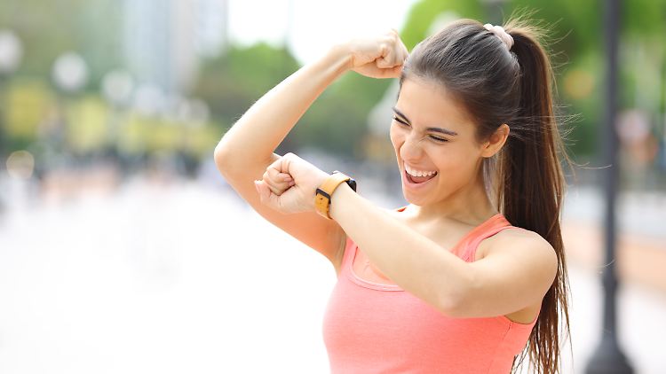 Die besten Fitnessfunktionen bieten Smartwatches, Fitnesstracker sind aber günstiger.