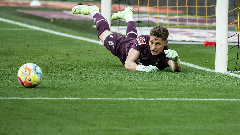 Torhueter-Jan-Olschowsky-in-Aktion