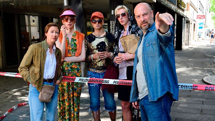 Haben mehr gesehen, als sie den Kommissaren Blohm (Johanna Wokalek) und Eden (Stephan Zinner, ganz rechts) erzählen wollen: Tulip (Patrice Grießmeier, Mitte links), Menora (Božidar Kocevski, Mitte) und Peecabou (Meik van Severen, Mitte rechts).
