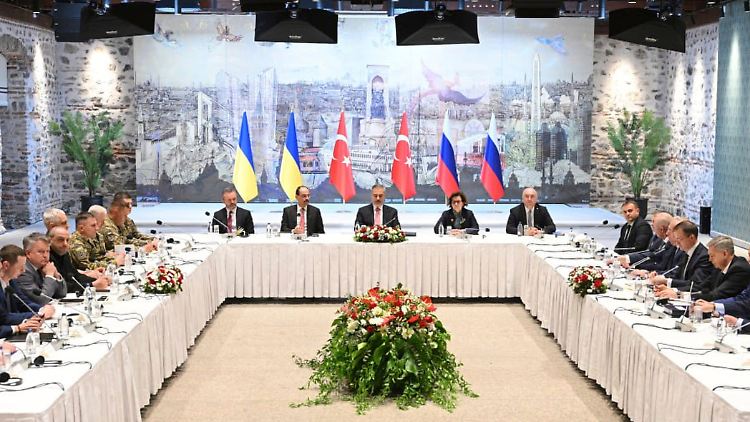 Das letzte Mal sprachen die Ukraine und Russland Anfang 2022 in der Türkei direkt miteinander. Damals stellte Moskau für Kiew unannehmbare Bedingungen.