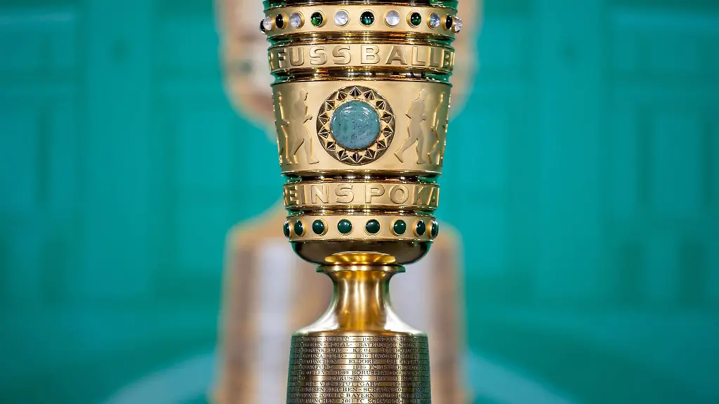 Praesentation-des-DFB-Pokals-beim-Cup-Handover-DFB-Pokal-2023-im-Roten-Rathaus