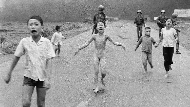 Das Foto mit dem "Napalm-Mädchen" trägt den Titel "The Terror of War".