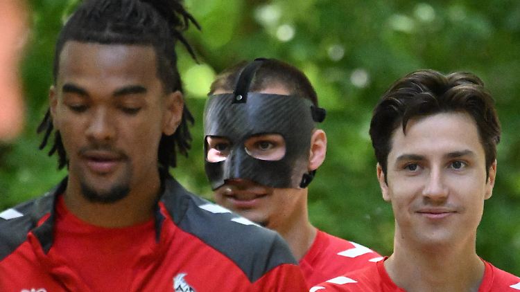 Tim Lemperle kam mit Maske zum Training.