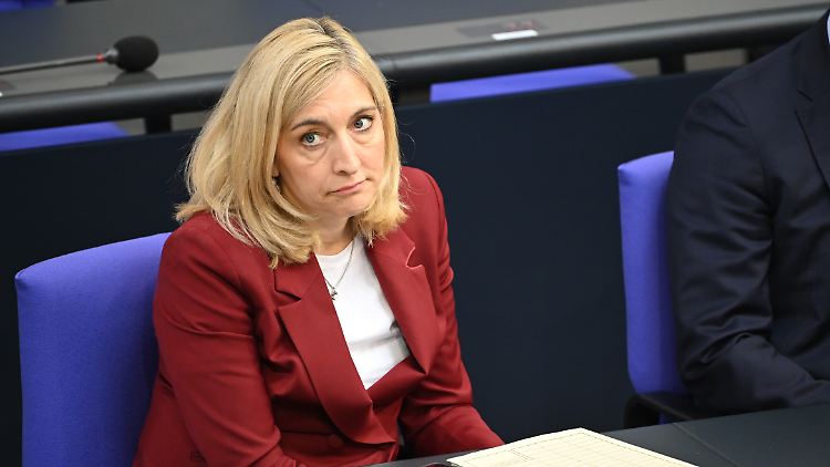 Finanznotlage zum Start ins neue Amt: Warken hat mehrere Milliarden auf dem Zettel, die der Bund dem Gesundheitssystem schuldet. 