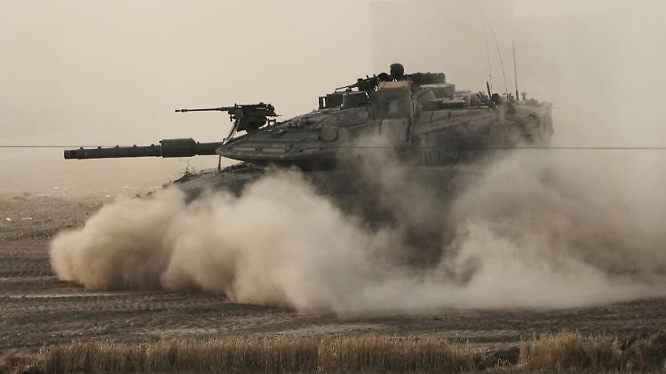Ein israelischer Panzer bewegt sich in einem Bereitstellungsraum im Süden Israels nahe der Grenze zum Gazastreifen.
