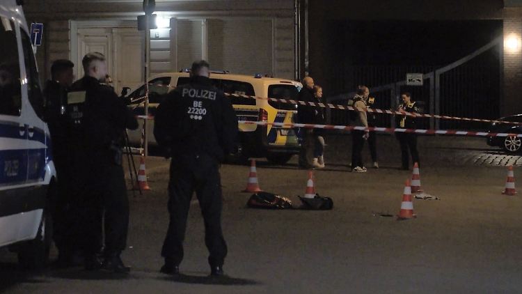 Absperrband am Tatort in Berlin-Neukölln. 