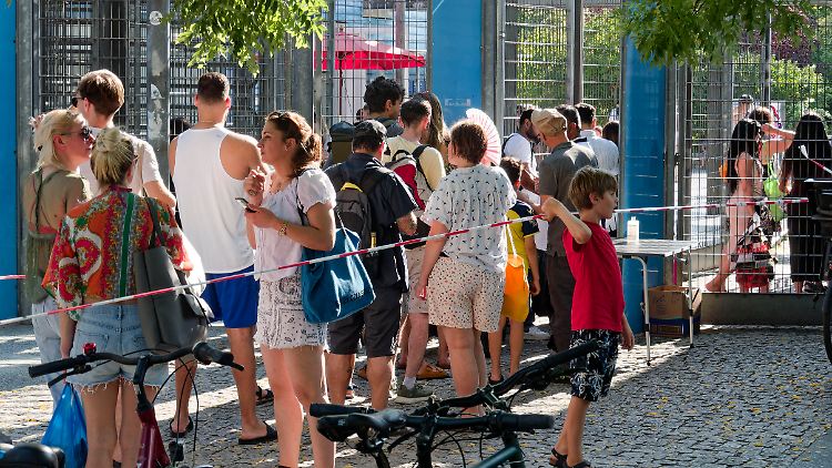 Lange Schlangen vor dem Berliner Columbia-Bad.