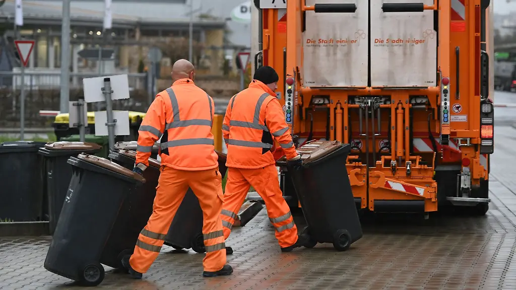 Mitarbeiter-der-Stadtreinigung-leeren-Abfalltonnen