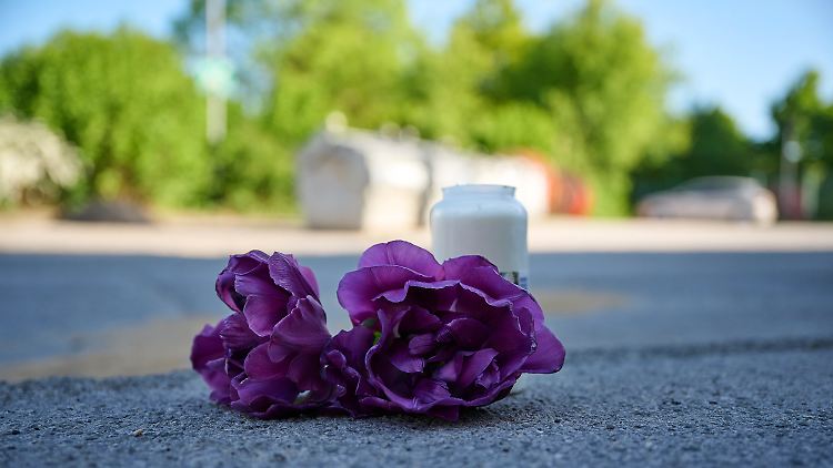 Blumen am Tatort in Menden.
