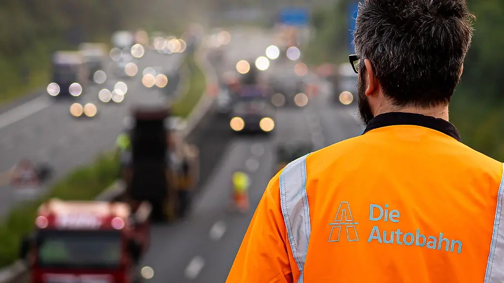 Ein-Mann-beobachtet-Arbeiten-auf-einer-Autobahn