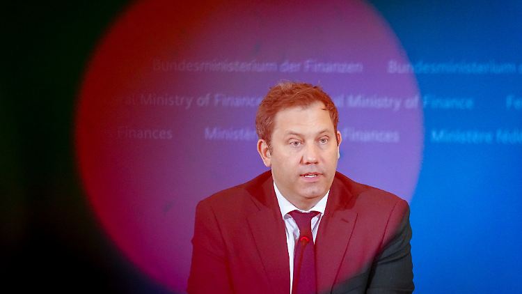 Seinen Etat hat er noch gar nicht fertig, doch schon muss der neue Finanzminister erste Löcher stopfen. 