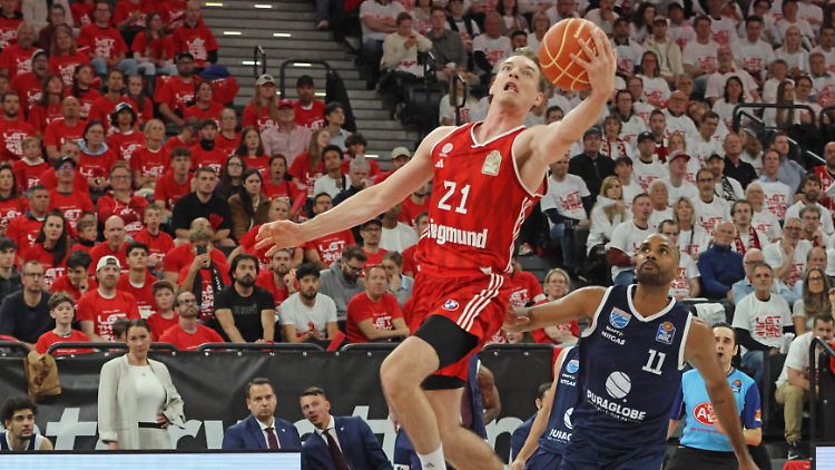 Justus Hollatz und der FC Bayern gewinnen deutlich.