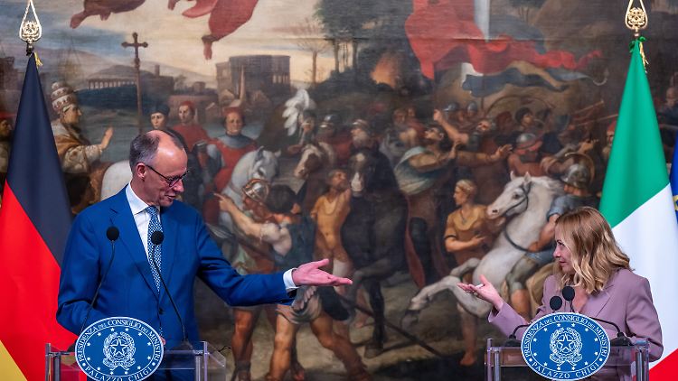 Merz und Meloni bei einer Pressekonferenz in Rom.