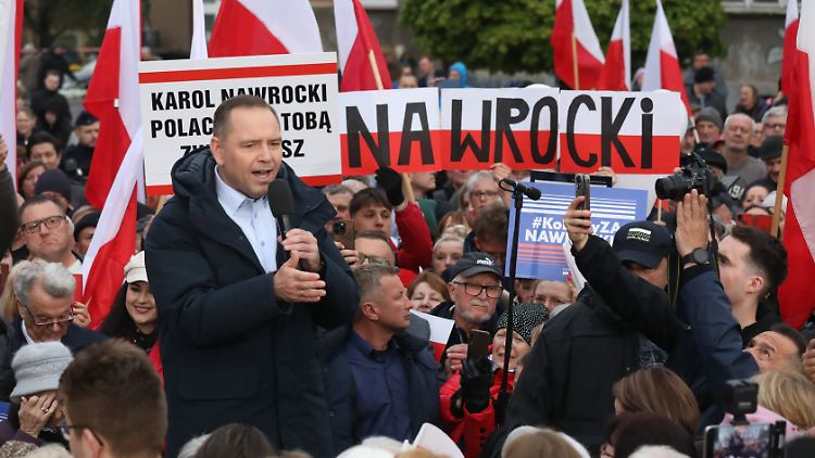 Leiter des Instituts des Nationalen Gedenkens (IPN) und Kandidat bei den Präsidentschaftswahlen 2025, Karol Nawrocki, bei einem Treffen mit Anwohnern.
