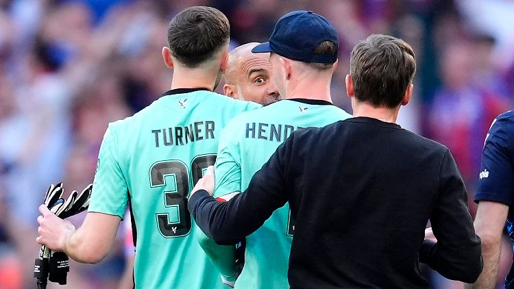 Guardiola kann kaum von Henderson ablassen.