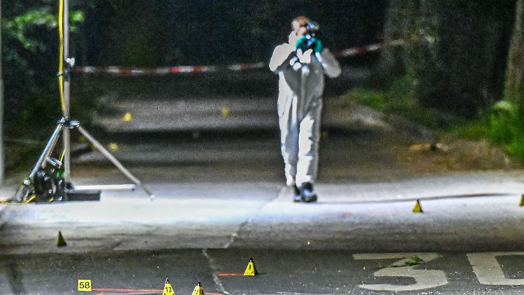 Ein Polizist fotografiert zur Spurensicherung am Tatort in Göppingen.