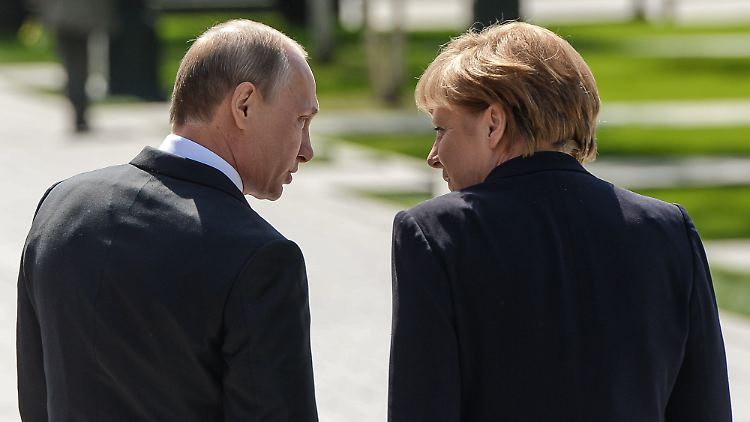 2015: Merkel im Gespräch mit Putin. Im selben Jahr verkaufte Deutschland seine Gasspeicher an den russischen Konzern Gazprom. 